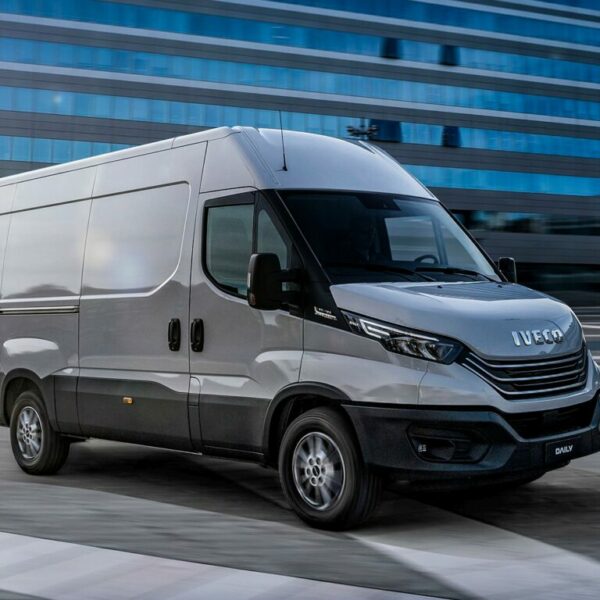 iveco-daily-cargo-van-2022-front-side-1